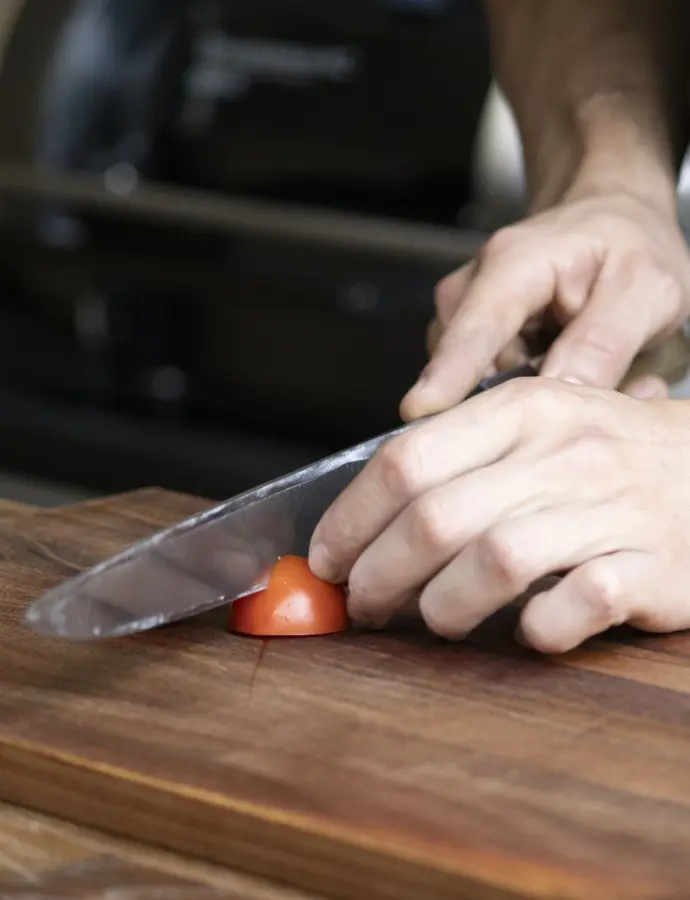couteaux aiguisé coupe proprement une tomate